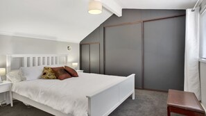 3 bedrooms, desk, iron/ironing board, free WiFi