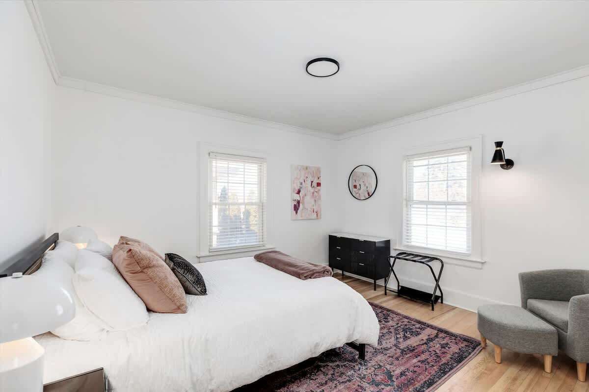 4 bedrooms, iron/ironing board, WiFi, bed sheets