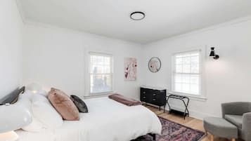 4 bedrooms, iron/ironing board, WiFi, bed sheets