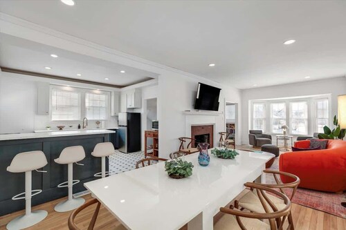 Sleeps 14! 10 Mins to Downtown + Driveway Parking
