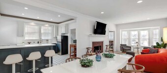 Sleeps 14! 10 Mins to Downtown + Driveway Parking