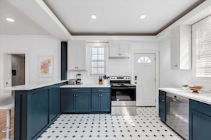 Coffee/tea maker, fridge, microwave, oven - Sleeps 14! 10 Mins to Downtown + Driveway Parking (Detroit)