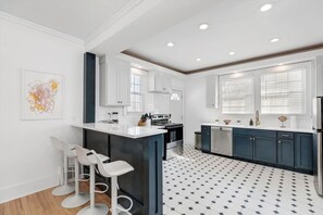 Fridge, microwave, oven, stovetop - RARE FIND! Gorgeous Indian Village Home-Sleeps 12 (Detroit)