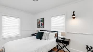 4 bedrooms, iron/ironing board, WiFi, bed sheets