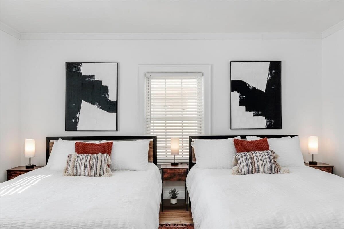 4 habitaciones, tabla de planchar con plancha, wifi y ropa de cama 