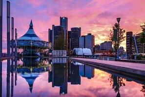 Pool - Sleeps 14! 10 Mins to Downtown + Driveway Parking (Detroit)
