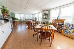 Breakfast area - Yardarm Motel (Searsport)