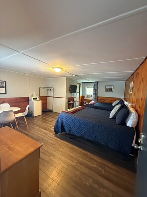 Habitación cuádruple, 2 camas de matrimonio, no fumadores | Espacio para trabajar con un portátil, wifi gratis, ropa de cama