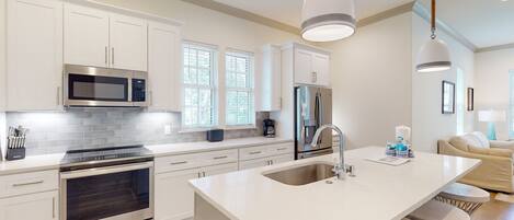 Refrigerador, microondas, horno y parrilla de estufa