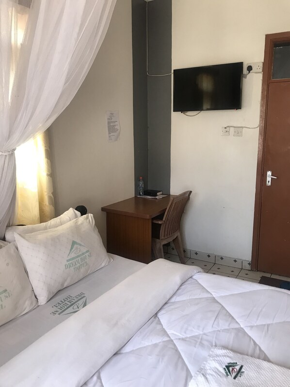 Escritorio, espacio para trabajar con laptop y wifi gratis