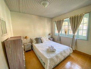 3 habitaciones, tabla de planchar con plancha, wifi y ropa de cama