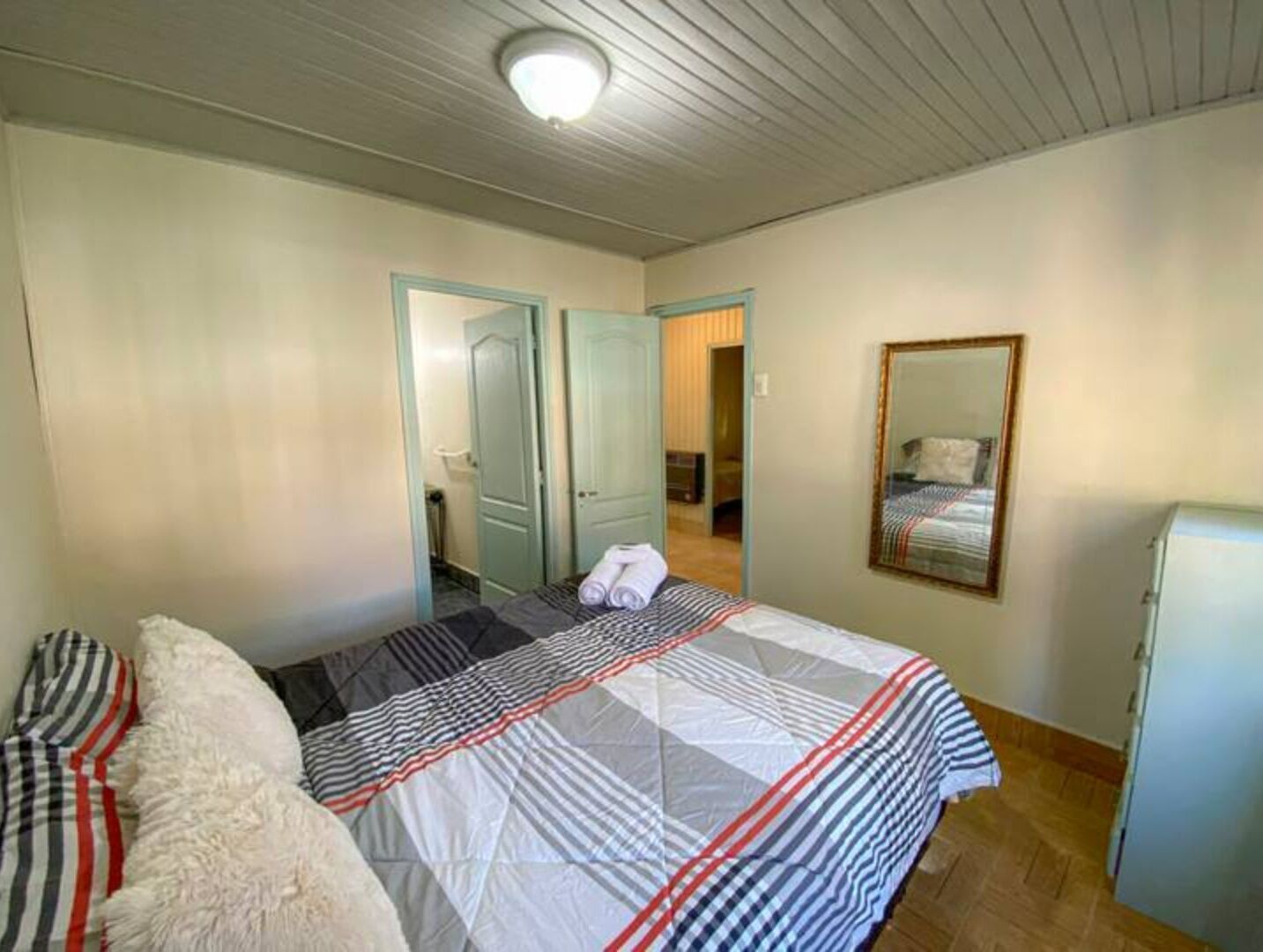 El Nogal, Acogedora Cabaña con Jardín y Cochera