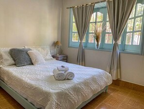 3 habitaciones, tabla de planchar con plancha, wifi y ropa de cama 