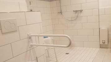 Douche, sèche-cheveux, serviettes fournies, savon