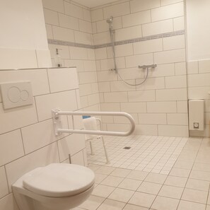 Ducha, secador de pelo, toallas, jabón