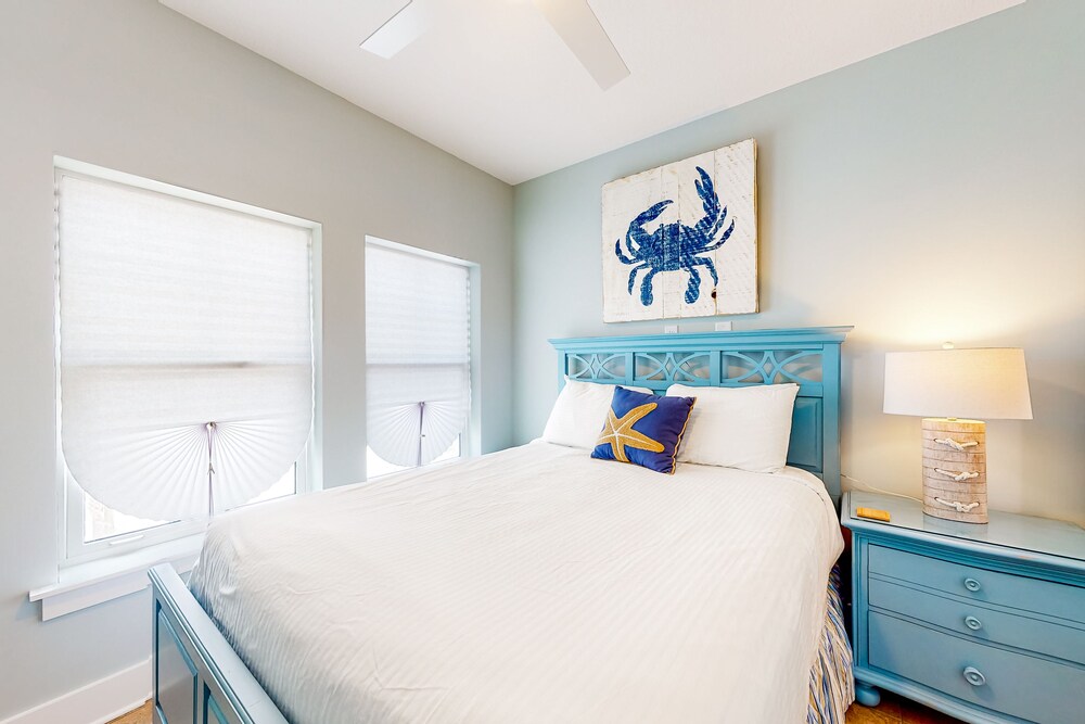 Beachfront corner condo with balcony, hot tub, rooftop pool