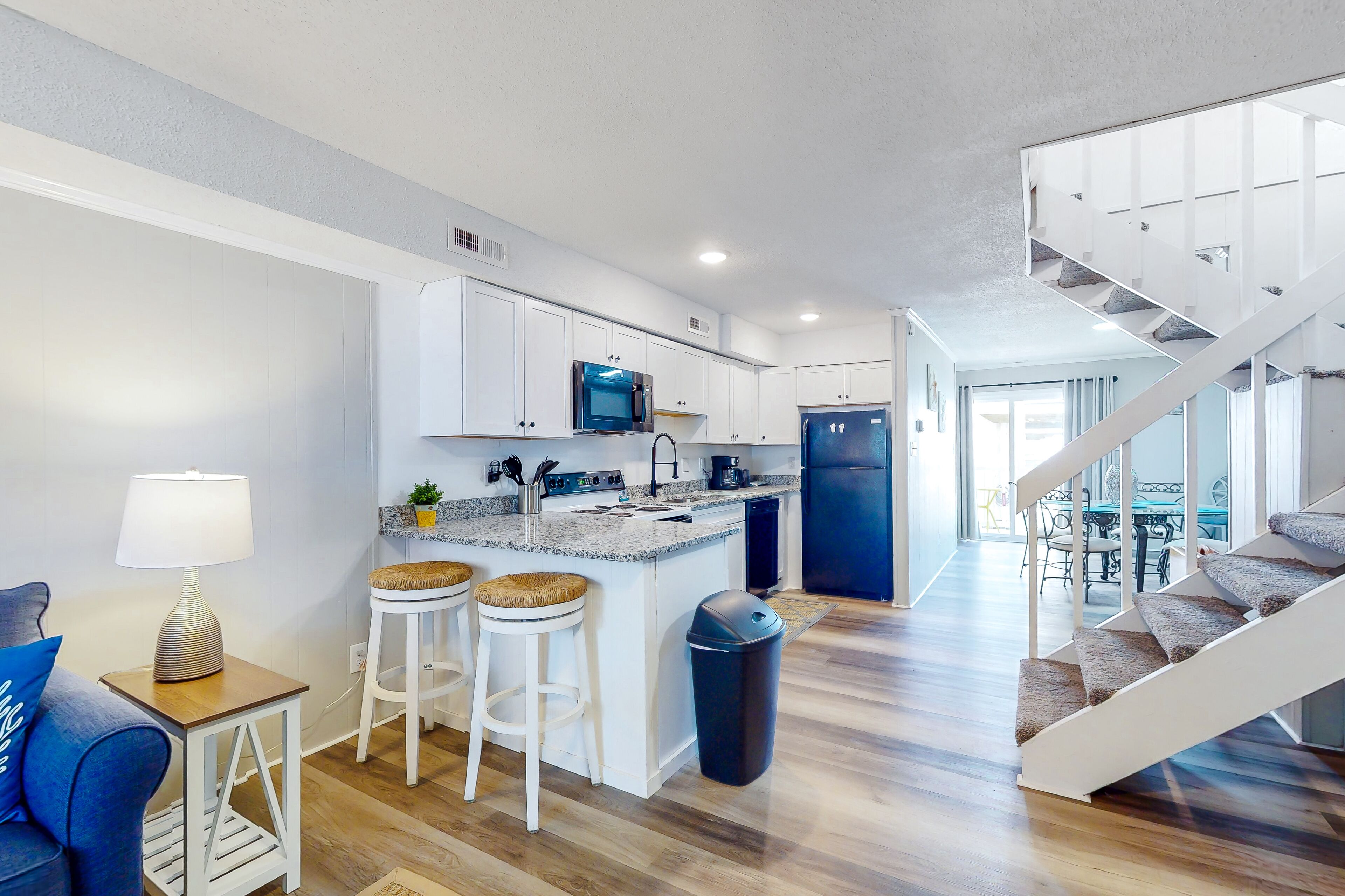 Renovated townhouse near the beach with 3 balconies, washer/dryer, AC, streaming