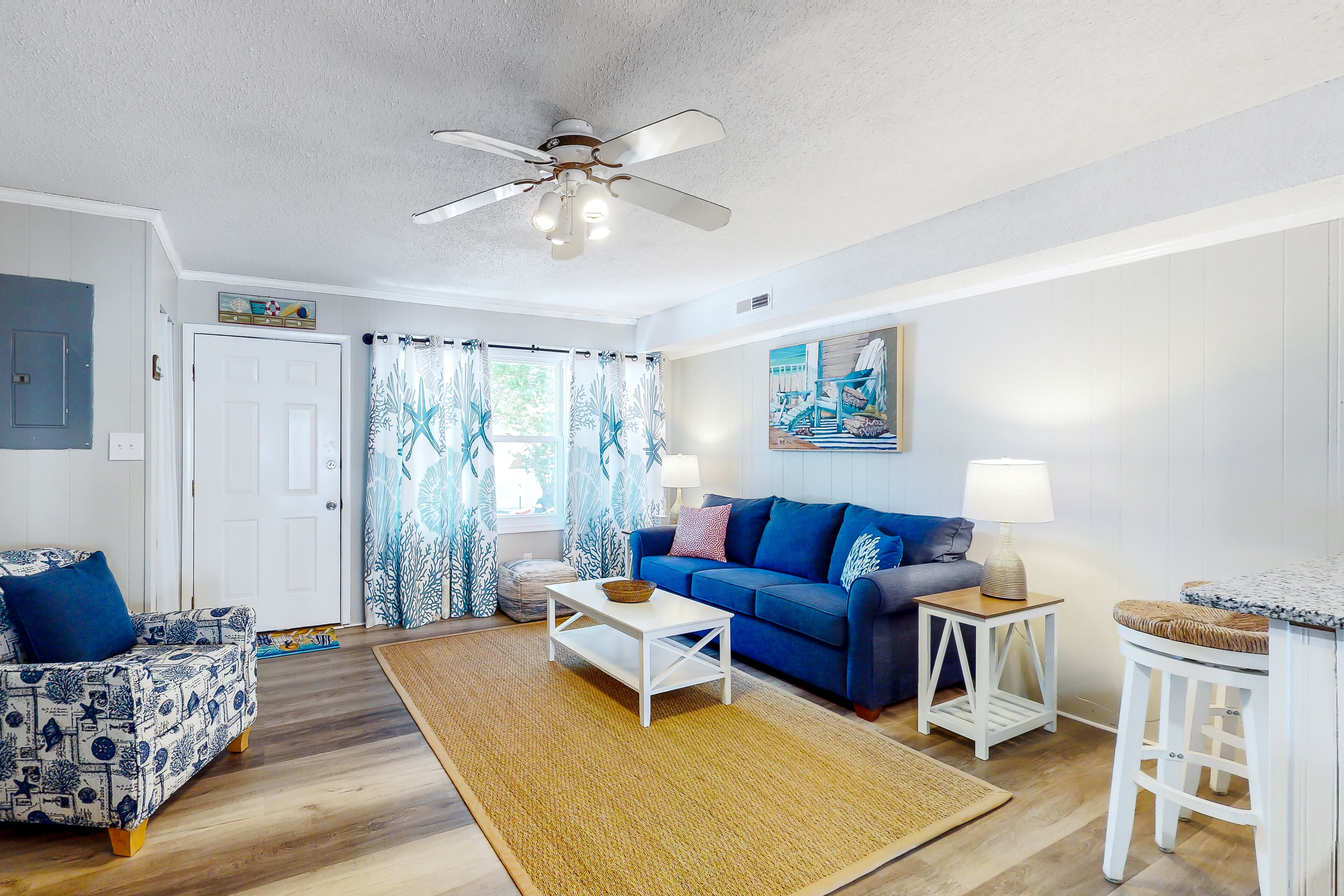 Renovated townhouse near the beach with 3 balconies, washer/dryer, AC, streaming