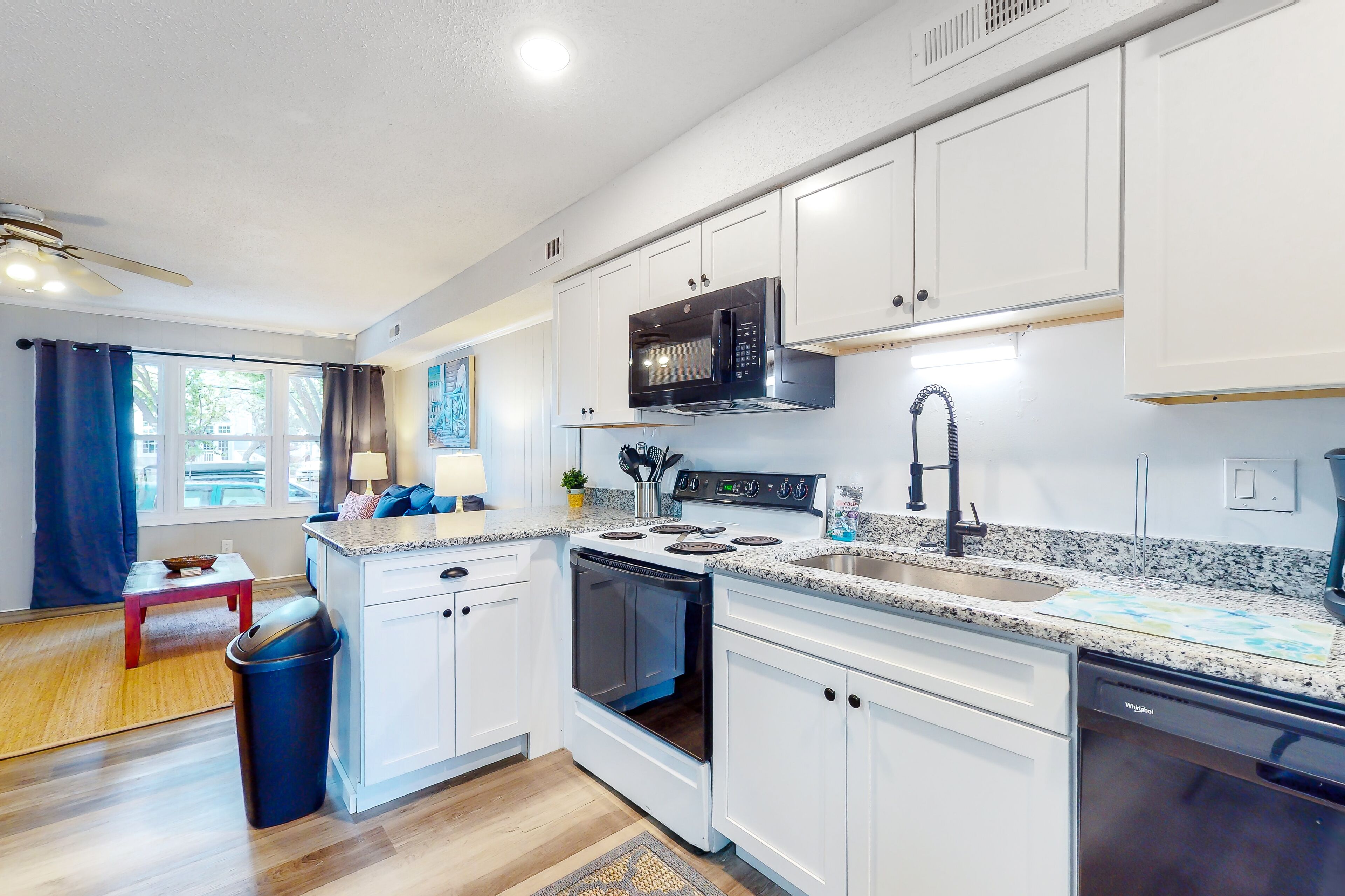 Renovated townhouse near the beach with 3 balconies, washer/dryer, AC, streaming