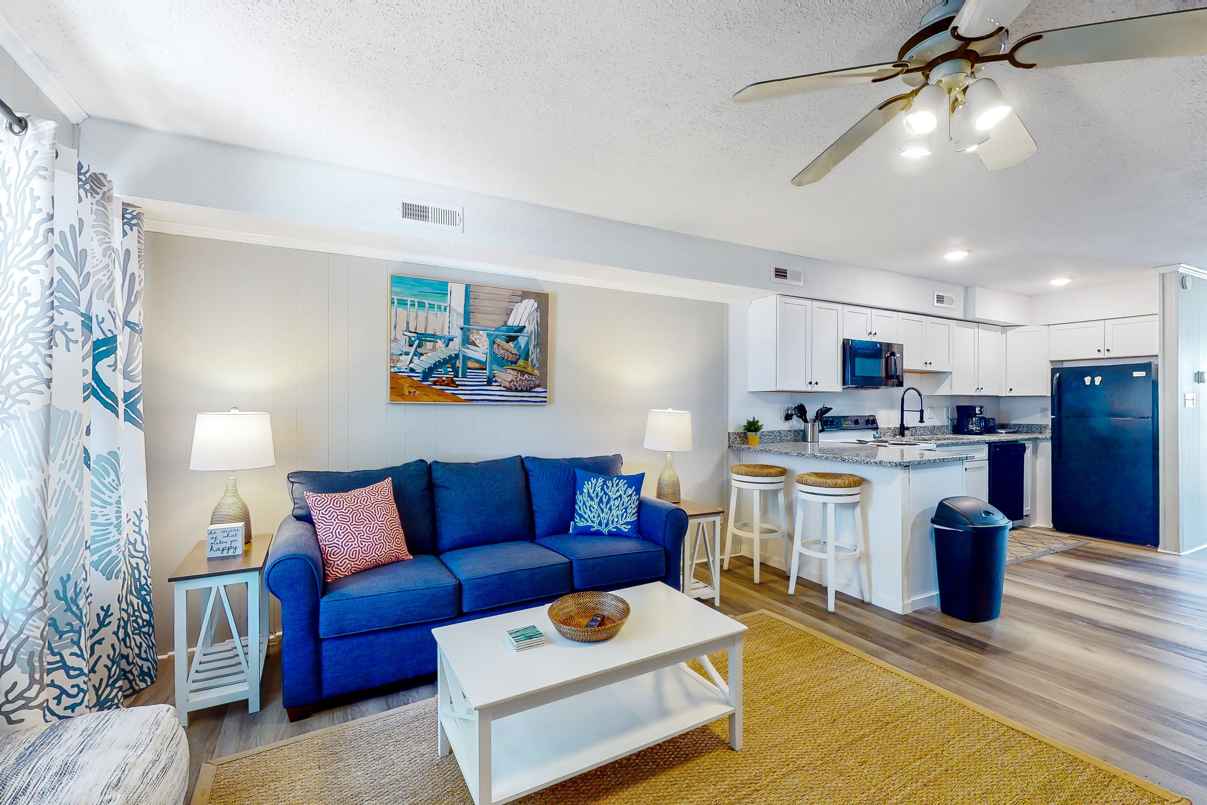 Renovated townhouse near the beach with 3 balconies, washer/dryer, AC, streaming