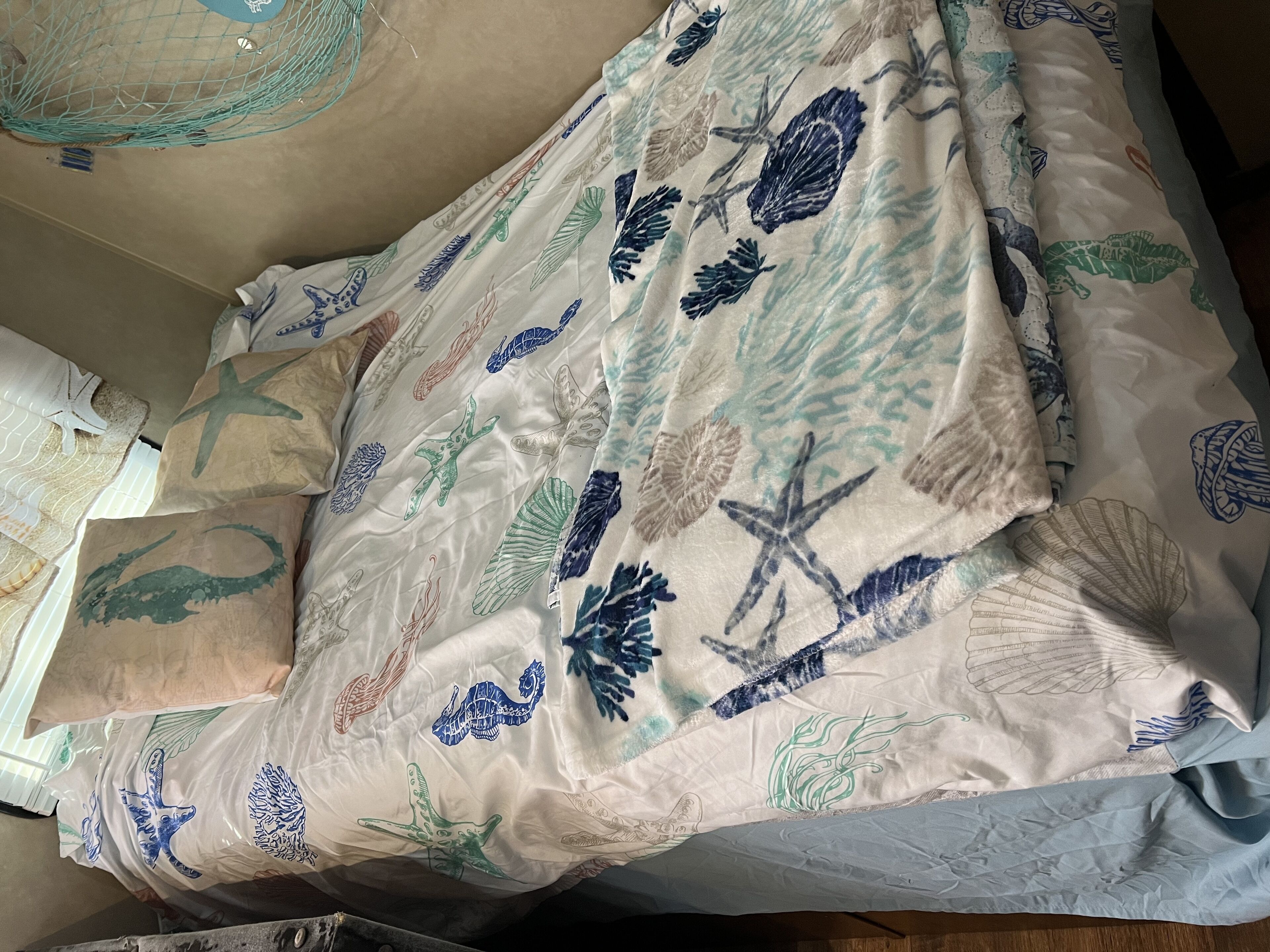 Travel Trailer, Sleeps up to 6 ppl