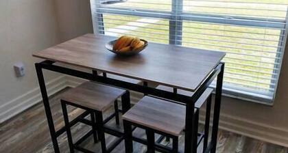 Charming & Cozy: Close to Beach & Shops ~ Parking!