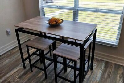 Charming & Cozy: Close to Beach & Shops ~ Parking!