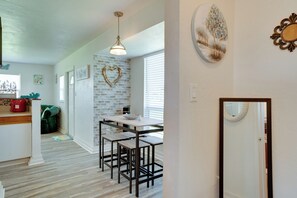 Dining - Charming & Cozy: Close to Beach & Shops ~ Parking! (Port Charlotte)