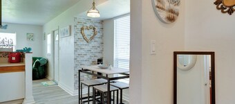 Charming & Cozy: Close to Beach & Shops ~ Parking!