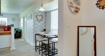 Charming & Cozy: Close to Beach & Shops ~ Parking!