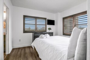 2 bedrooms, iron/ironing board, internet, bed sheets - Dog-friendly condo with a kitchenette, AC, pools, hot tubs, tennis, & gym (Orlando)