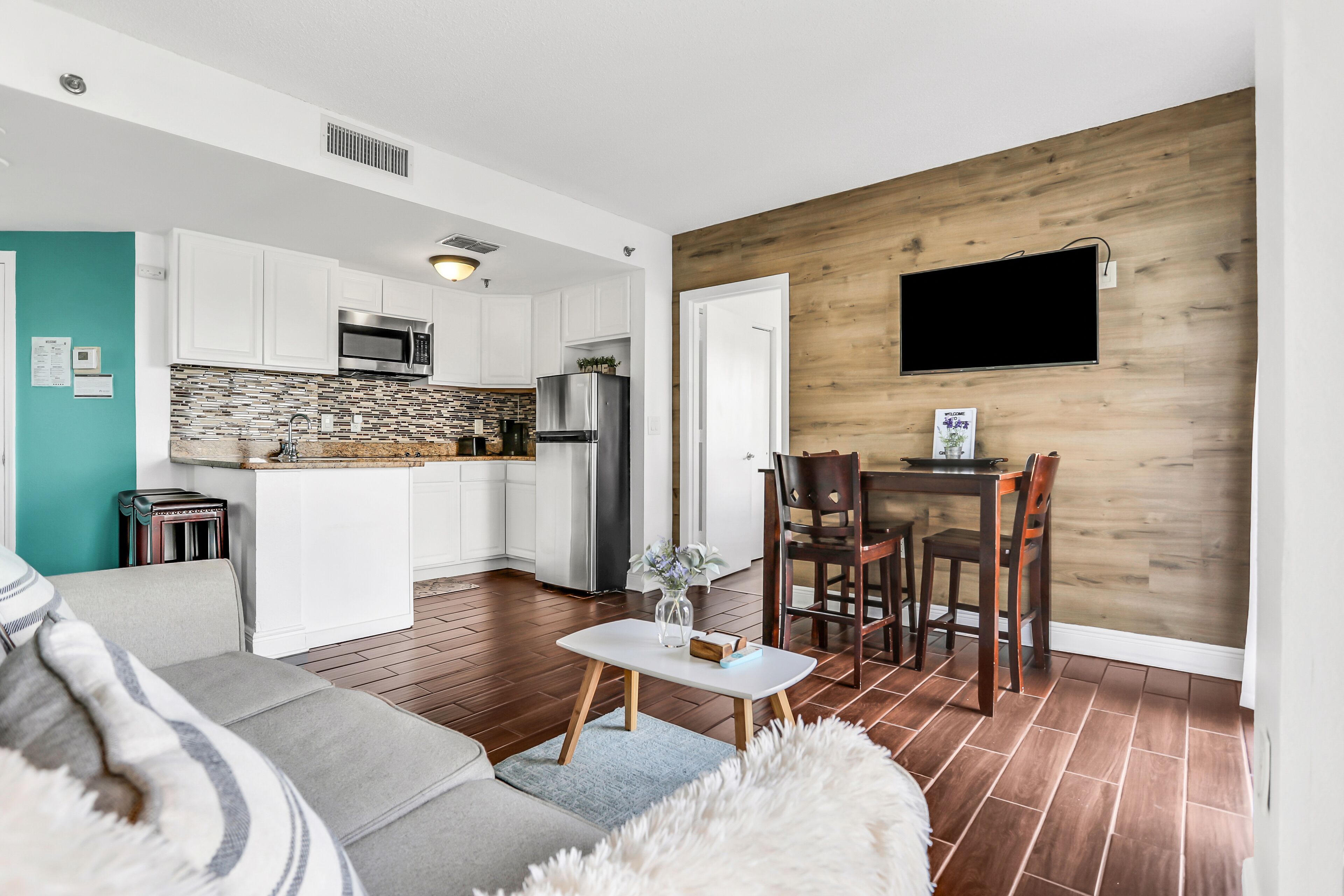 Dog-friendly condo with a kitchenette, AC, pools, hot tubs, tennis, & gym