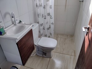 Haartrockner, Handtücher, Toilettenpapier