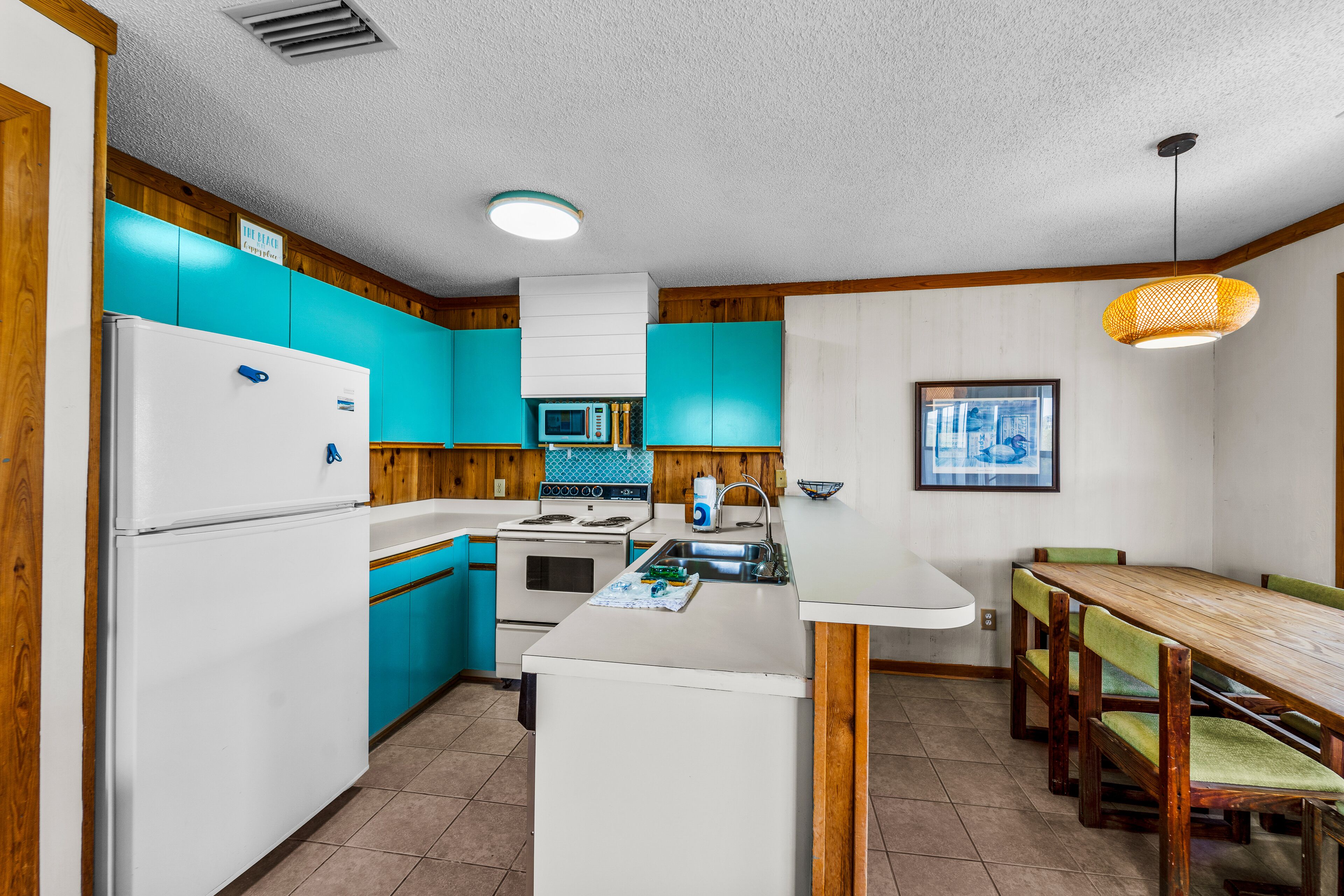 Spacious condo with seasonal pool, tennis court, easy beach access, & balcony