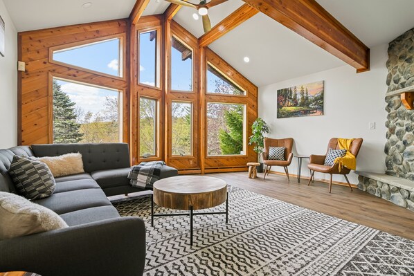 Fernseher, Kamin, Tischfußball, Tischtennisplatte