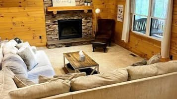 Smart TV, lareira, pebolim, livros