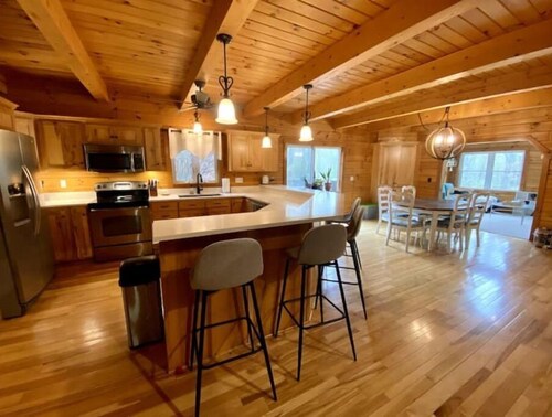 Wildwood Lodge, Large Cabin, 40 Acres