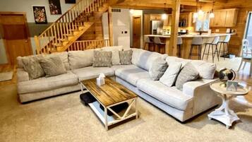 Una Smart TV, una chimenea, un futbolín, libros