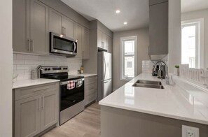 Réfrigérateur, four à micro-ondes, un four, surface de cuisson