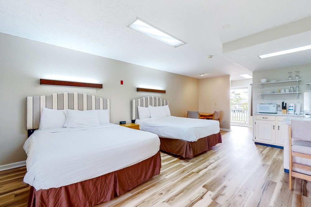 Second-floor studio with quiet view, patio & gym - walk to Douglas Lake, dogs OK