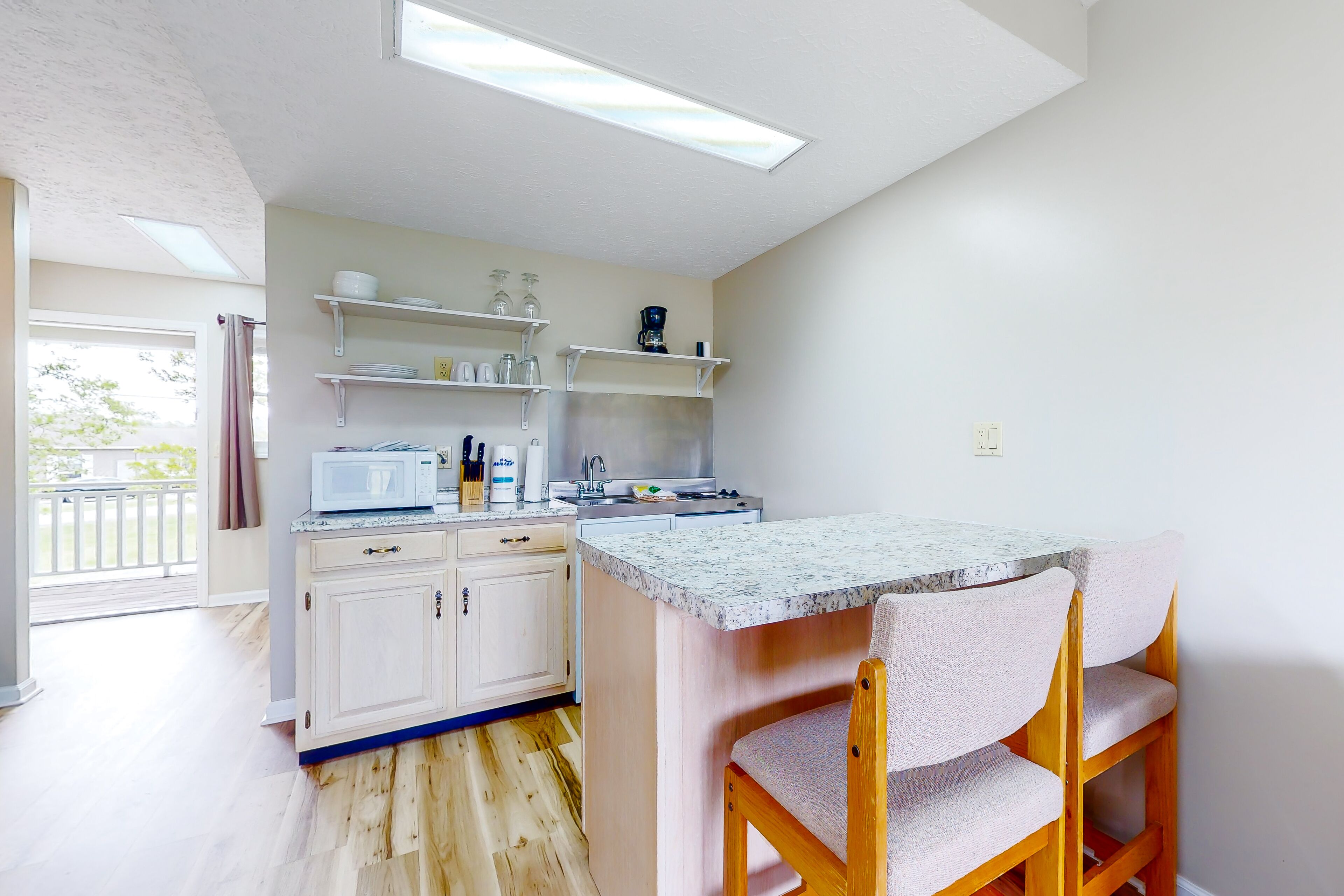 Second-floor studio with quiet view, patio & gym - walk to Douglas Lake, dogs OK