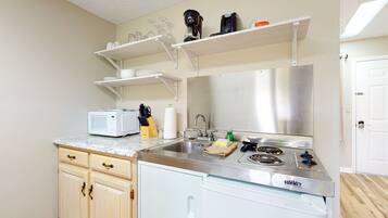 Refrigerador, microondas, parrilla de estufa y cafetera y tetera