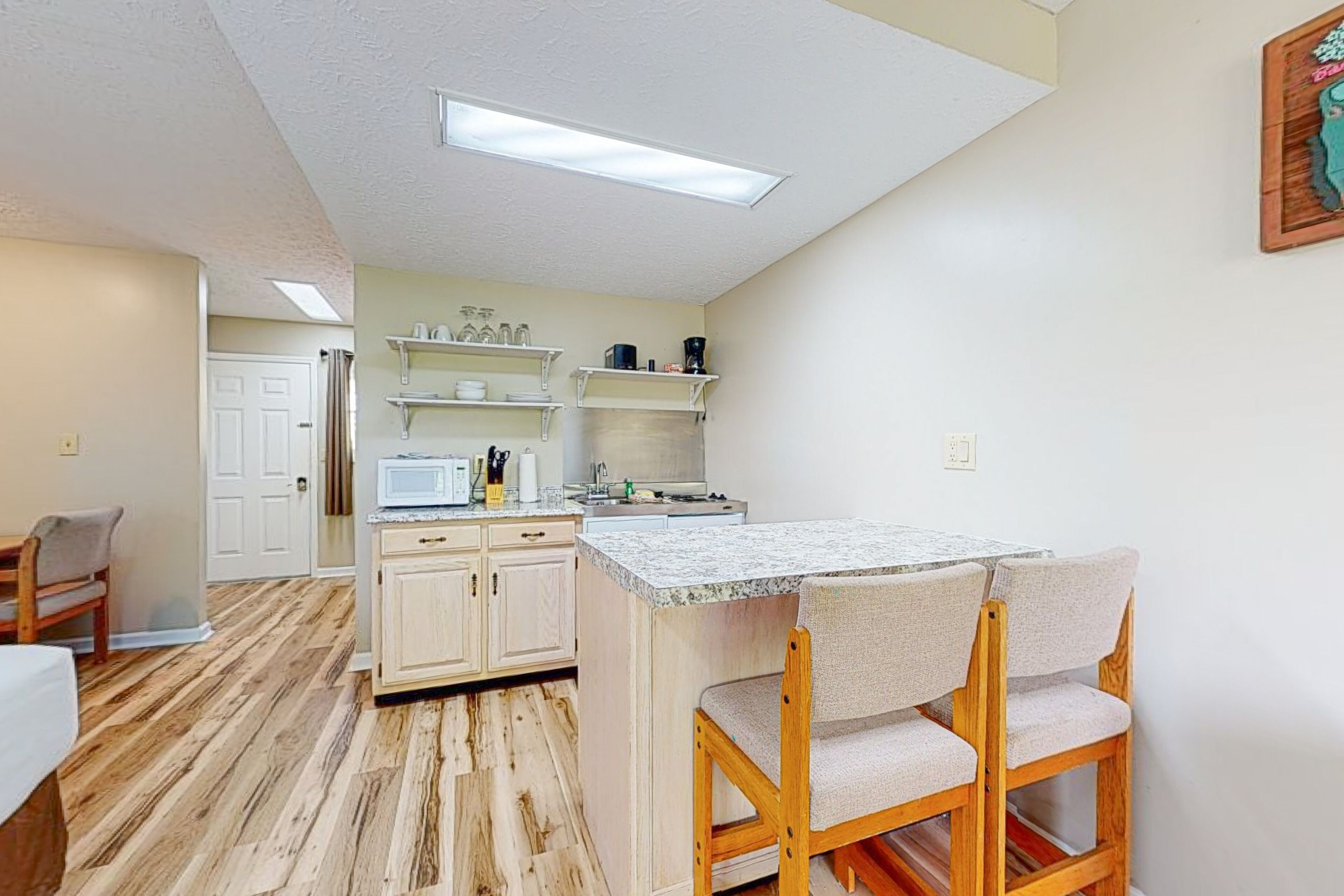 Second-floor, dog-friendly studio with gym & golf view - walk to Douglas Lake