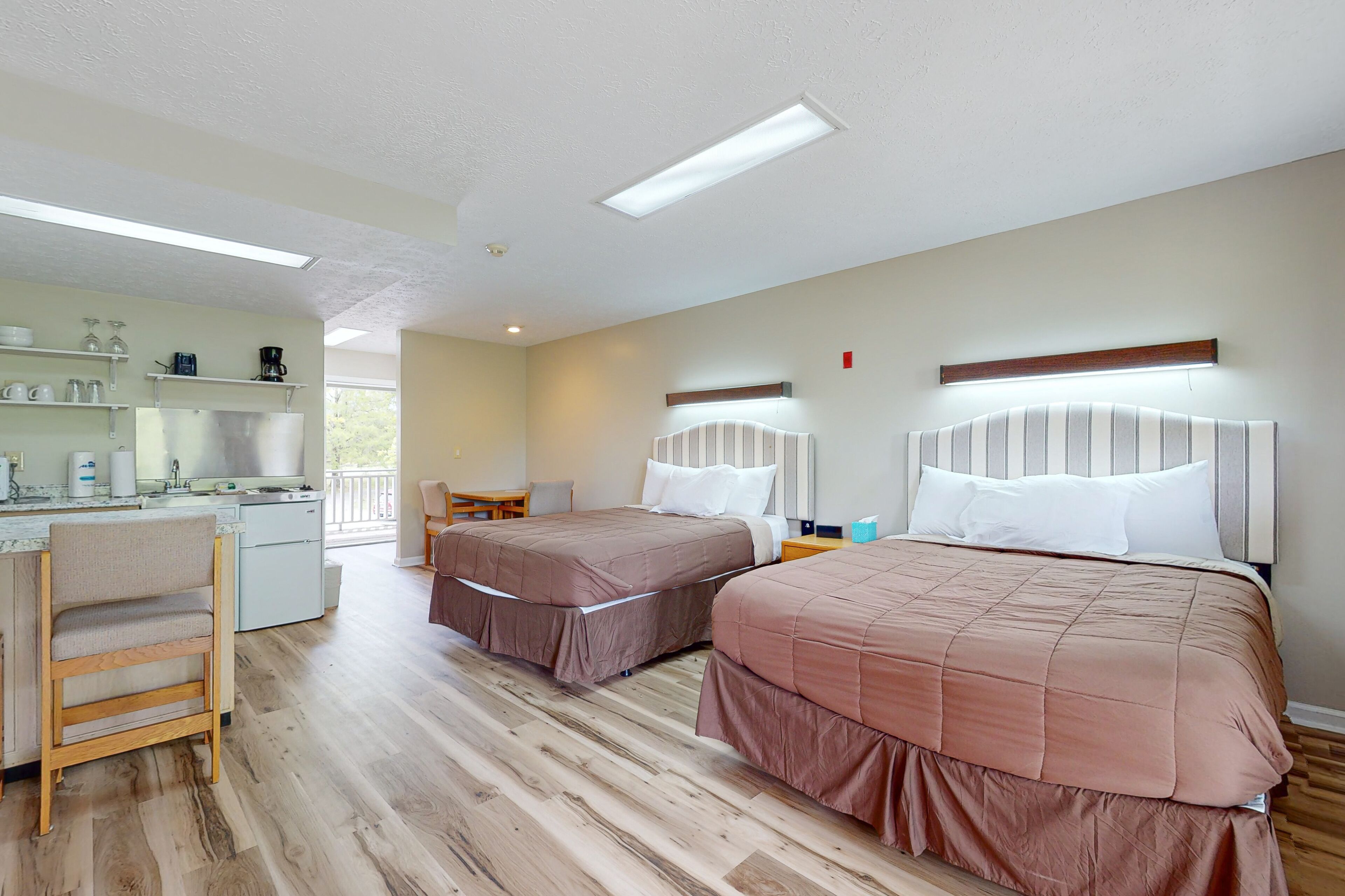 Dog-friendly, 2nd-floor studio with patio & gym - close to golf & Douglas Lake