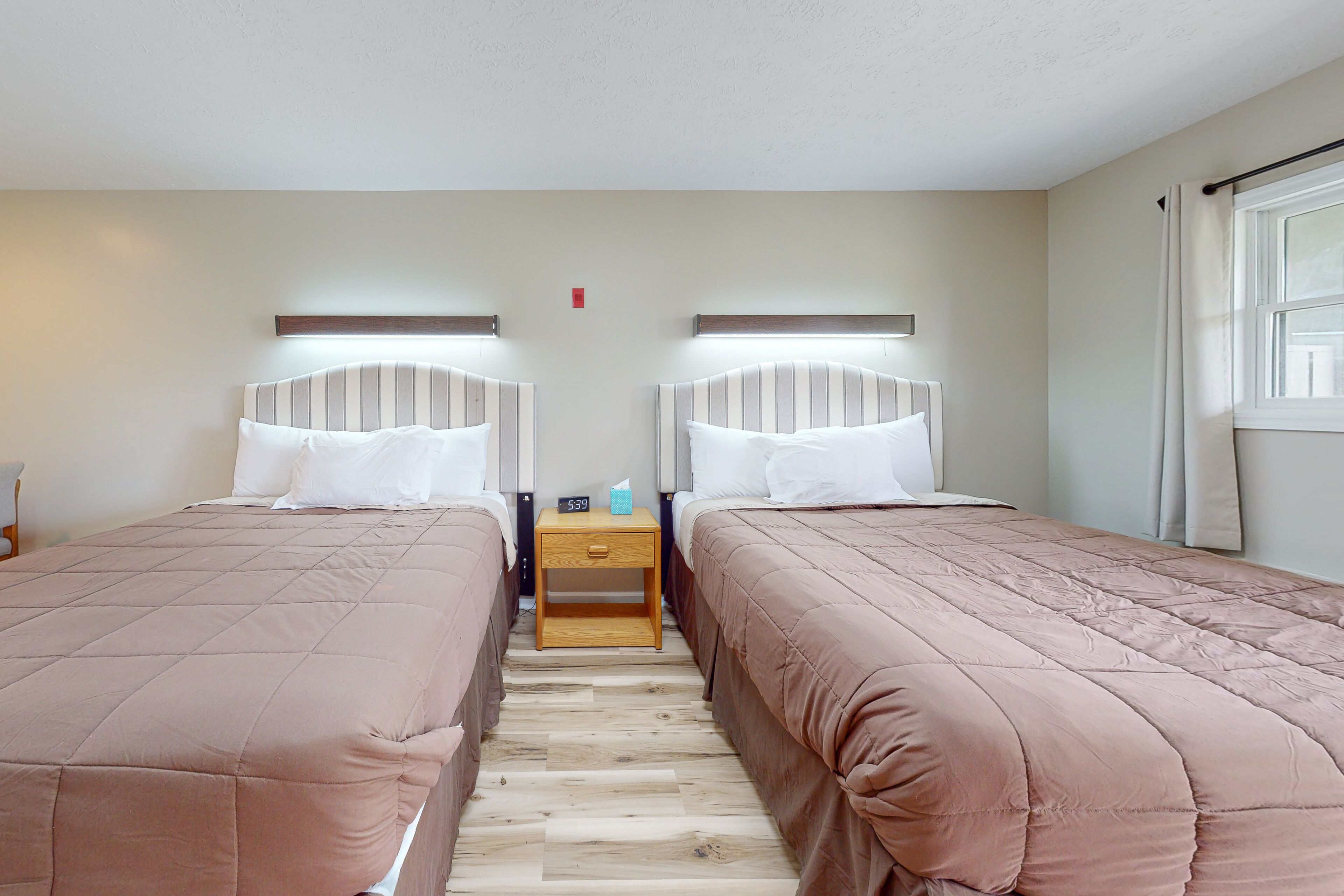 Dog-friendly, 2nd-floor studio with patio & gym - close to golf & Douglas Lake