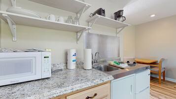 Mikrowelle, Herdplatte, Wasserkocher mit Kaffee-/Teezubehör