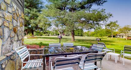 Dog-friendly, 2nd-floor studio with patio & gym - close to golf & Douglas Lake