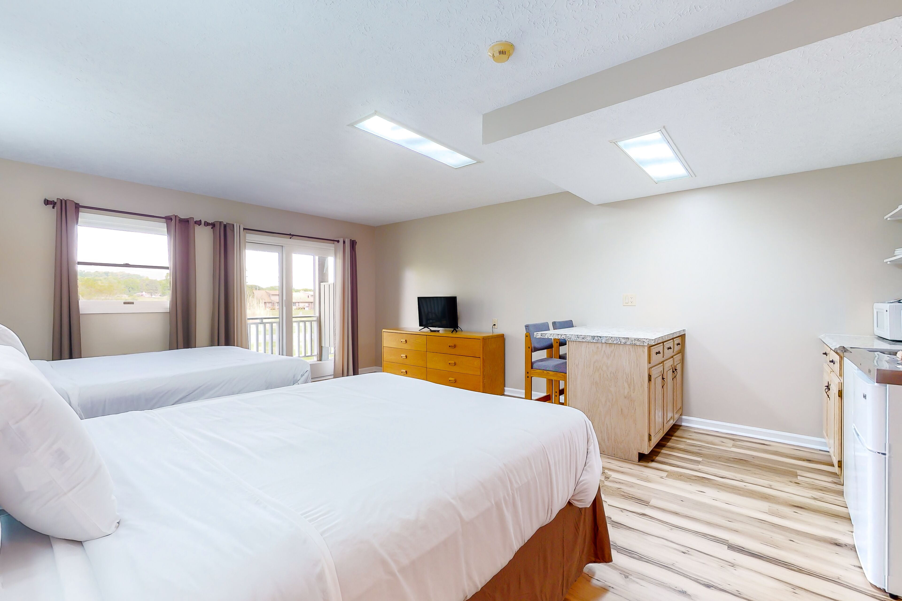 Calm, dog-friendly studio with patio, gym, game room & picnic area - near lake