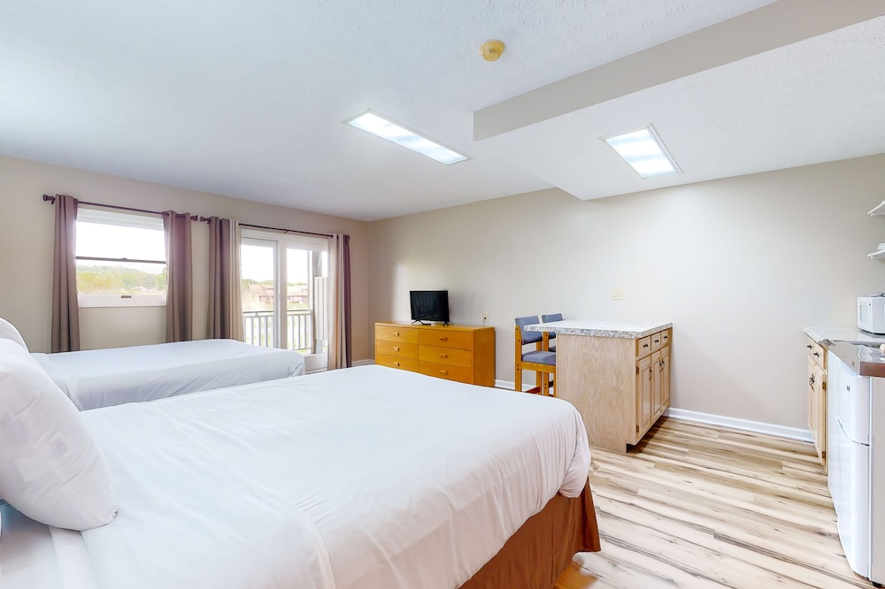 Calm, dog-friendly studio with patio, gym, game room & picnic area - near lake