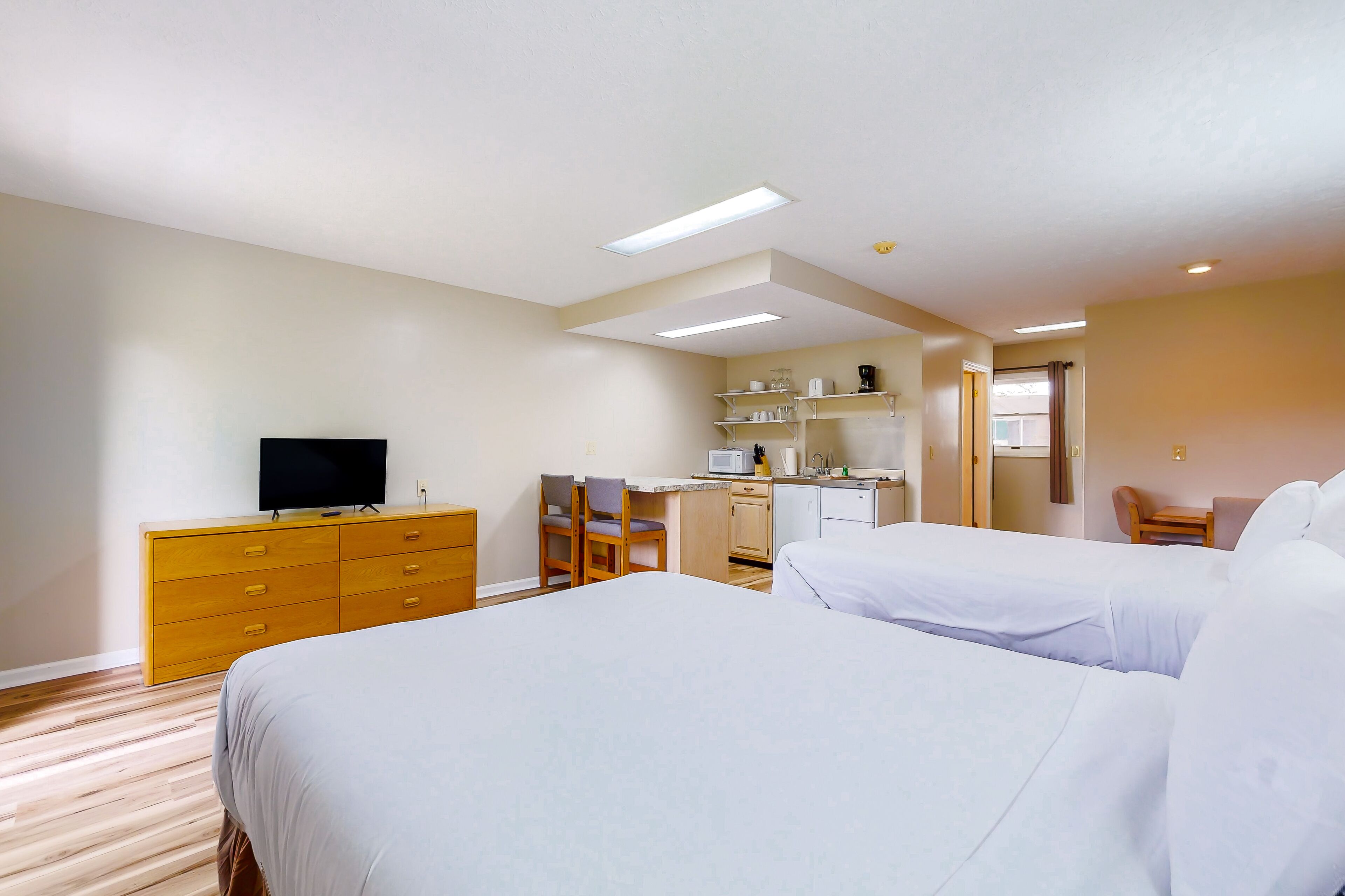 Calm, dog-friendly studio with patio, gym, game room & picnic area - near lake